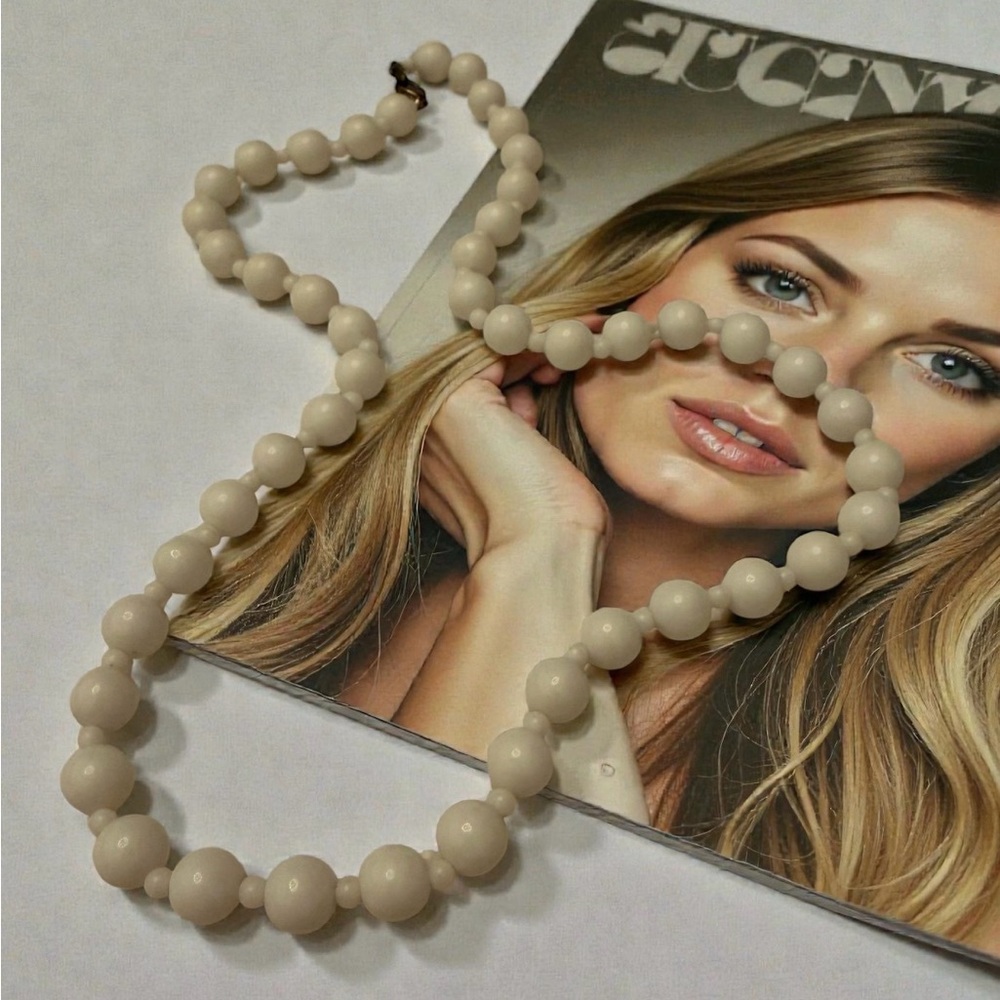 Vintage Retro MOD White Plastic Beaded Necklace